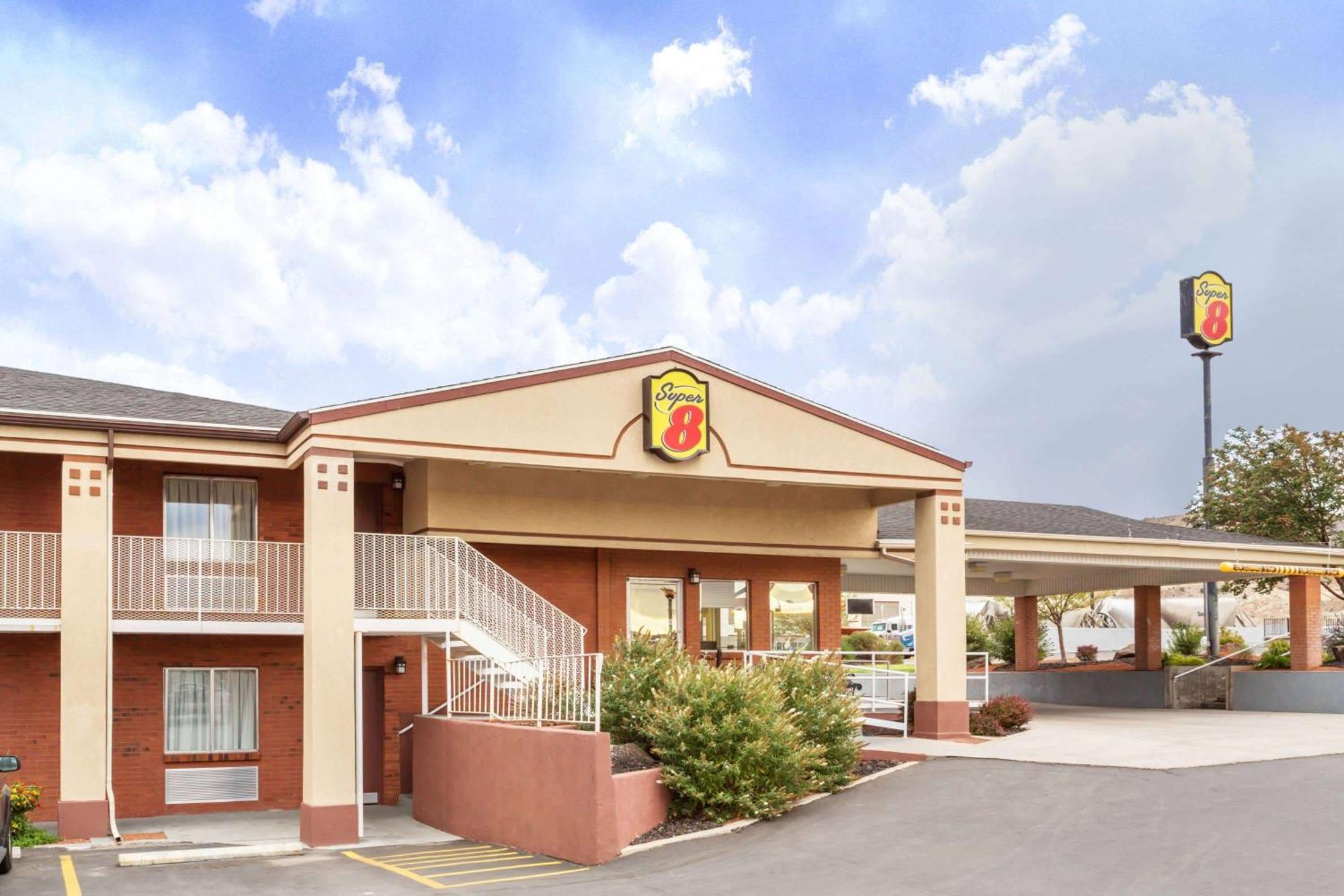 Super 8 By Wyndham Salina/Scenic Hills Area Hotel Eksteriør billede
